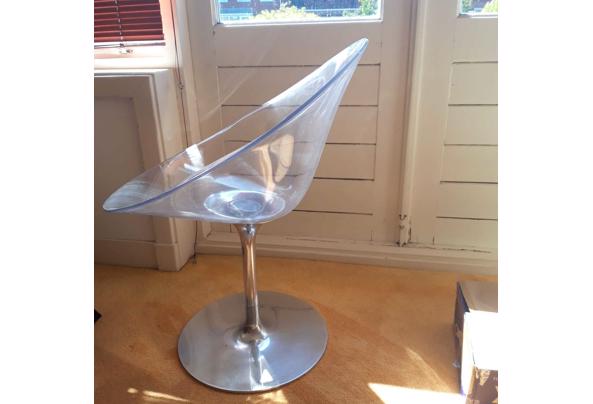 Doorzichtig kunstof stoel met ijzeren poot - IMG-20250629-WA0005