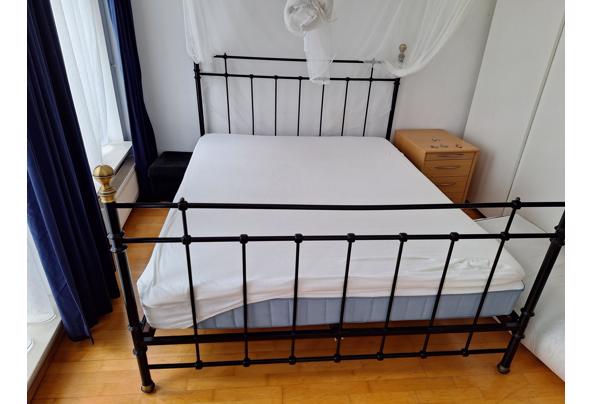 bed met nostalgisch metalen frame - bed