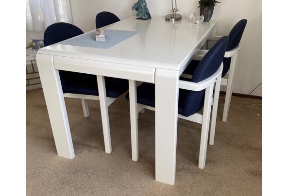 Solide MDF eettafel met 5 bijpassende stoelen - tafel1