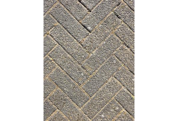 Gratis af te halen: 30m2 gebruikte betonnen klinkers - 20260730_183138