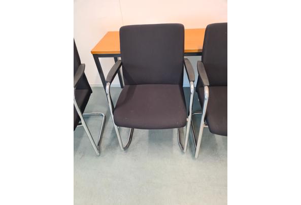 20 kantoorstoelen + 1 tafel (60x120) - 20240618_123453