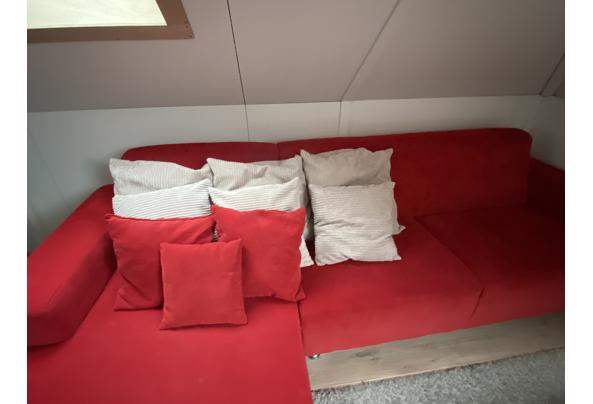 Hoek/loungebank rood plus hocker, losse sierkussens en dienblad - 0649AC60-7C04-487C-B030-F46632B837AA