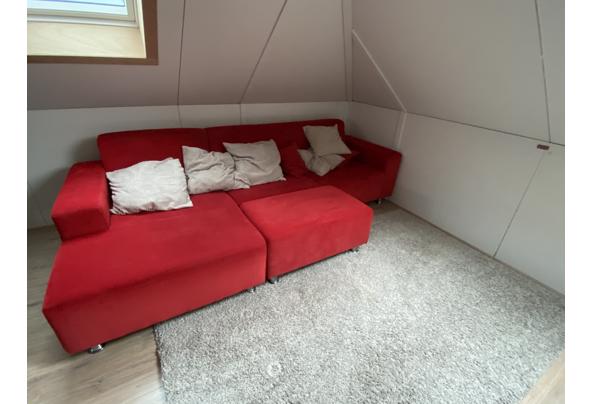 Hoek/loungebank rood plus hocker, losse sierkussens en dienblad - 4F1CC853-73A8-4065-B077-BFEDECA104F2