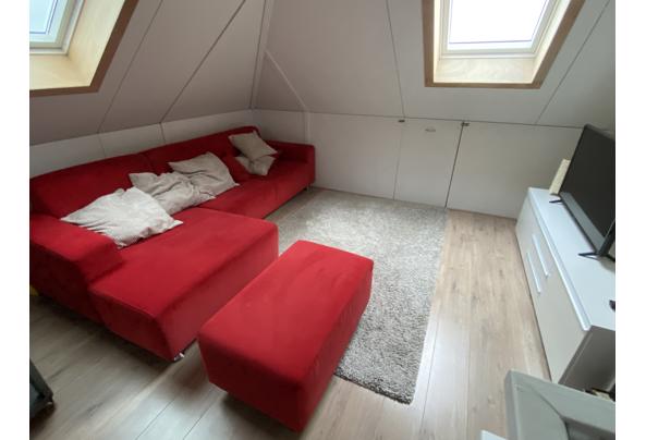 Hoek/loungebank rood plus hocker, losse sierkussens en dienblad - 503C0621-57CB-4D46-848D-562165DCBAEC