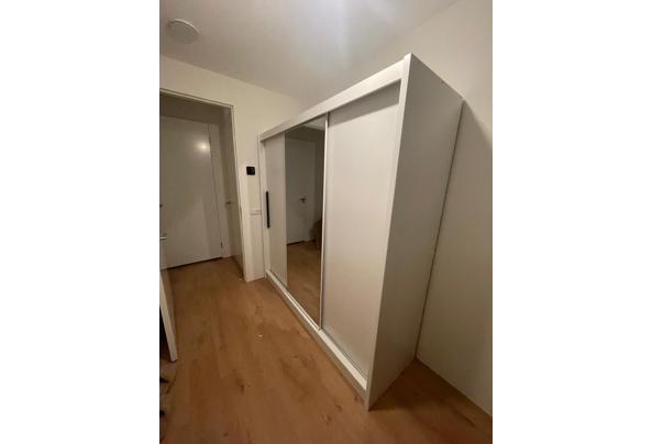 Witte kledingkast met schuifdeuren - 90273776-adcf-4aa1-8670-c3a69b346ab0