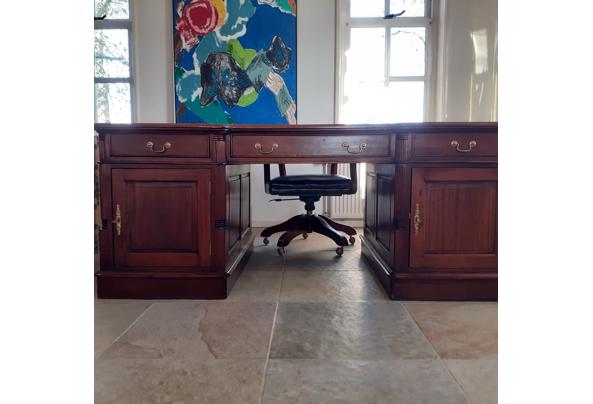 Klassiek en robuust houten bureau - 0d1fcab4-c9a0-423b-8027-c6bf61e5497d