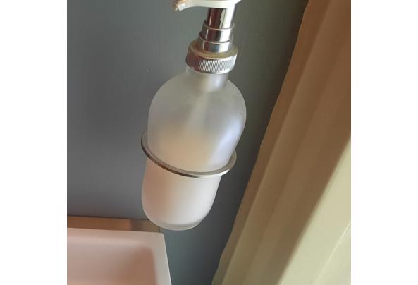 Toiletborstel, toiletrolhouder, zeeppomp, lamp - 20220727_205401