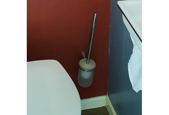 Toiletborstel, toiletrolhouder, zeeppomp, lamp - 20220727_205456