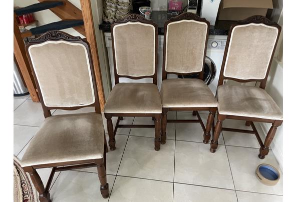 Eetkamer tafel met vier stoelen  - D72A4933-0EA6-4048-819D-790CFA1505D4