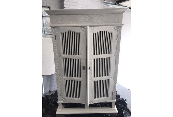 Wit brocante kast sierlijk bewerkt  - 67B15331-0C90-495B-B7CF-83DBC0128F08