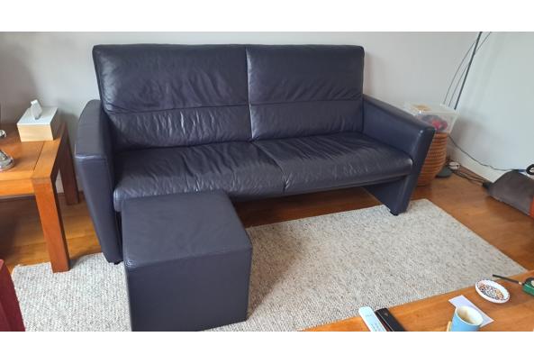 Donkerblauwe leren bank, met poef - 20260324_181433