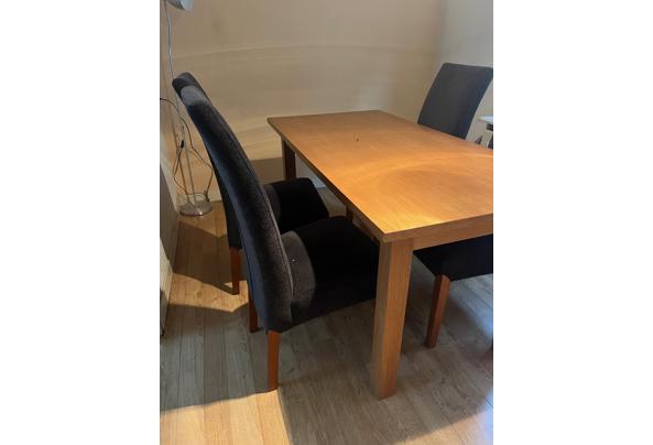 Eethoek met houten tafel vier stoelen - IMG_2872