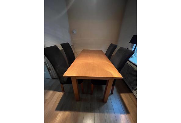 Eethoek met houten tafel vier stoelen - IMG_2873