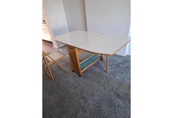 tafel uit/inklapbaar aan beide kanten 170x85 met 4 klapstoelen - 20260622_121618
