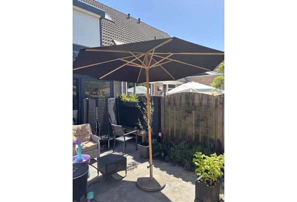 Parasol inclusief betonnenvoet - IMG_2118