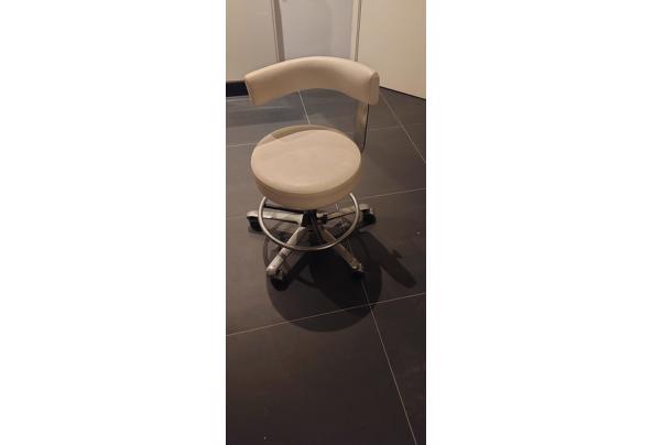 Taburet wit leer - 20260320_201108