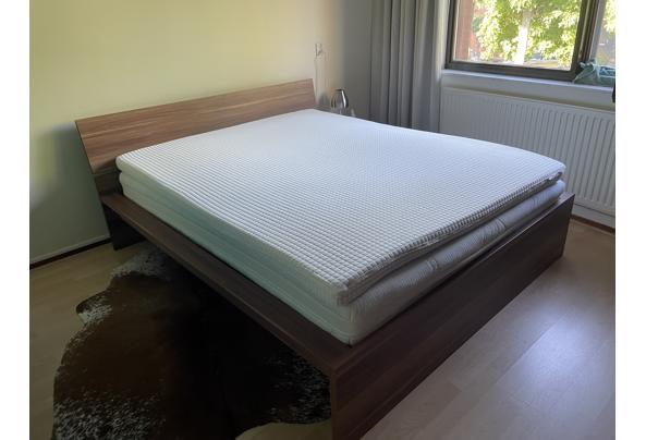 Bed 160 cm breed met matras en topper - IMG_1035