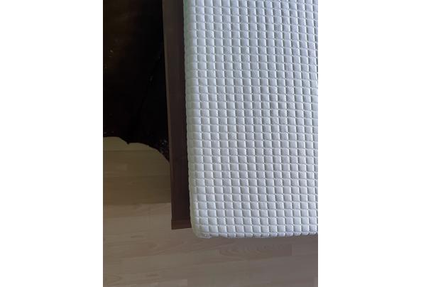 Bed 160 cm breed met matras en topper - IMG_1037