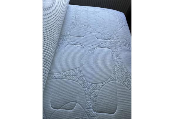 Bed 160 cm breed met matras en topper - IMG_1038