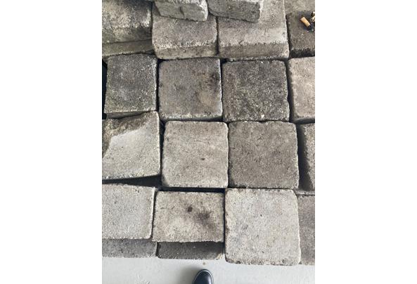 Stenen voor terras staat op pallet - 355FB8B5-2DFA-439C-A364-56DA34595D52