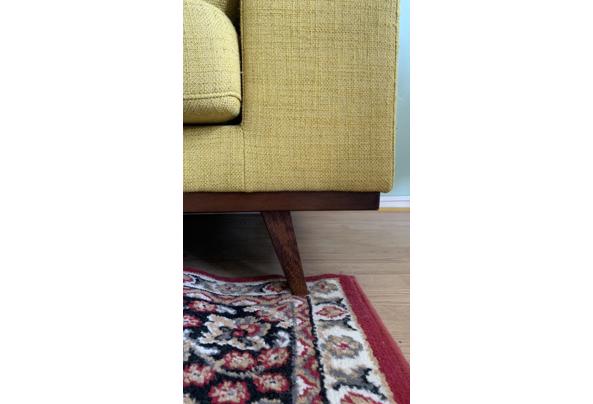 Okergele bank(en)! Met houten onderstel - DE0C386C-864F-4CAC-87AC-CF9195D2F853