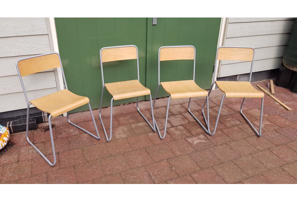 Vier stoelen buisframe met beukenhout - 20210603_171724