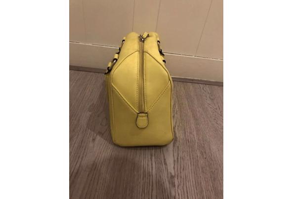Gele Guess hand tas in goede conditie. - IMG_8340_638432137908403849