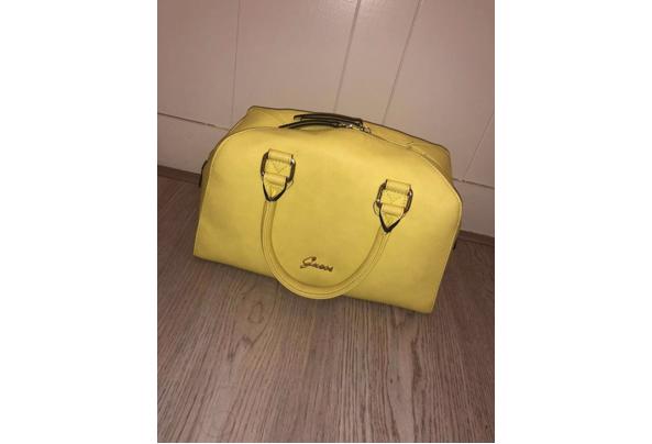 Gele Guess hand tas in goede conditie. - IMG_8341_638432137900625817