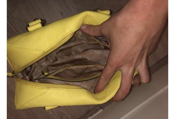 Gele Guess hand tas in goede conditie. - IMG_8342_638432137914198805