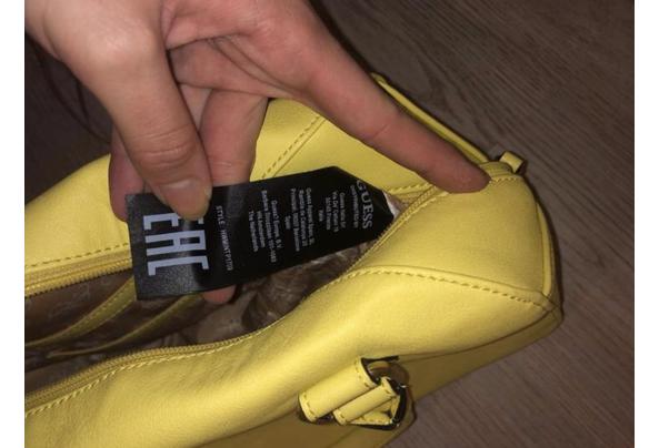 Gele Guess hand tas in goede conditie. - IMG_8343_638432137920352459