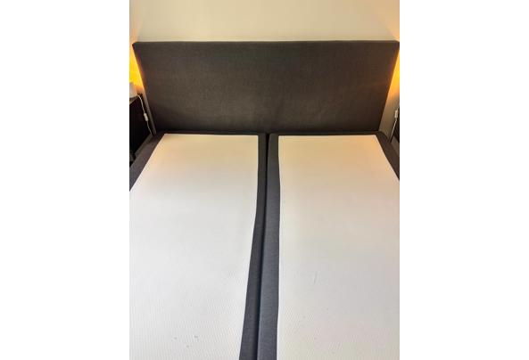 Twee persoons boxspring incl matrassen en hoofdbord - grijs - 383824ff-639b-4dc2-9bc8-e84b689a26a2