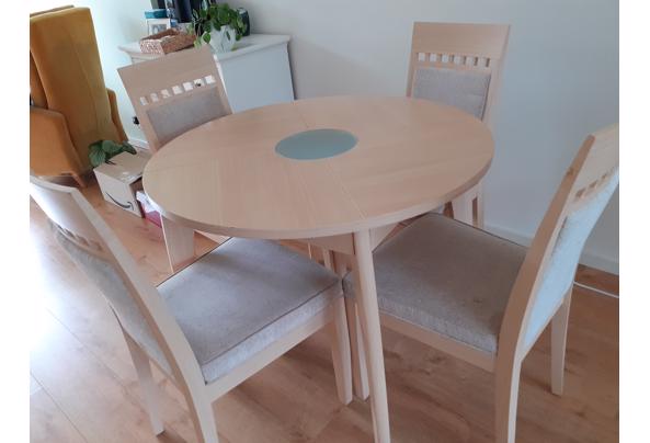Eettafel licht hout, rond (100 cm) met 4 beklede stoelen - Eettafel-met-stoelen