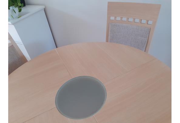 Eettafel licht hout, rond (100 cm) met 4 beklede stoelen - Foto-glasplaat-eettafel