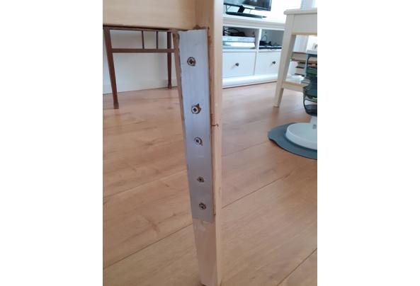 Eettafel licht hout, rond (100 cm) met 4 beklede stoelen - Foto-reparatie-stoelpoot