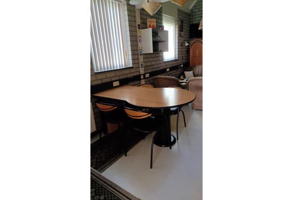 Tafel, mooie aparte vorm met 4 stoelen - IMG20250901164954