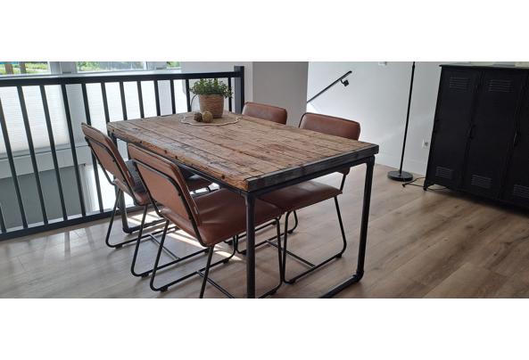 Eettafel van tafelblad van hout - 20250516_093120