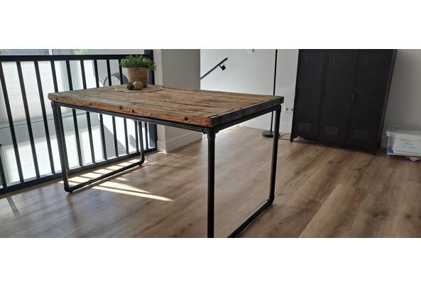 Eettafel van tafelblad van hout - 20250516_093200