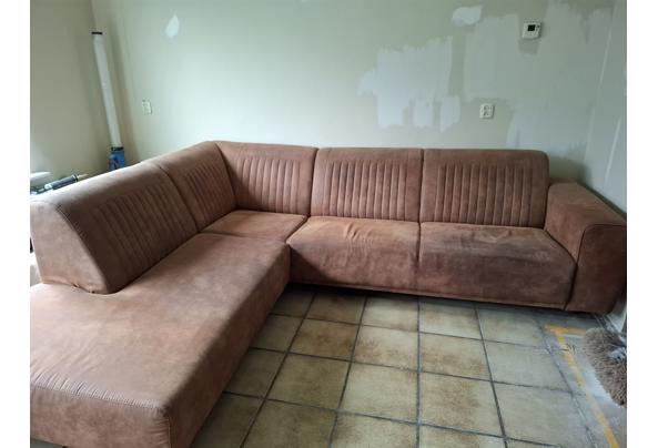 Een cognackleurige hoekbank - 20260220_134856