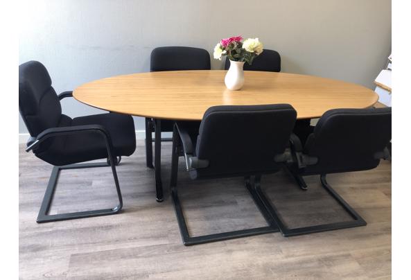 Grote tafel en 5 kantoorstoelen - BFB06CD8-387B-45C0-8012-CB4C358E77E2