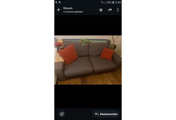Mooie licht paarse 2/3 persoons bank. - Screenshot_20250826-160858_WhatsApp