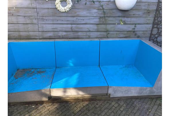 Betonnen tuinbank met kussens  - 11C487E0-4AB7-4180-A44A-1E33374CD073