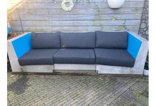 Betonnen tuinbank met kussens  - EEB222FA-5A5E-4E1E-B242-9904AD25D616