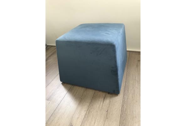 Blauwe fluwelen poef - 853F15E4-0A97-47CA-B4AE-62D0C7CAC010