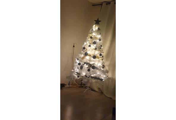 2 kunst kerstbomen .Een witte en groene met sneeuw - IMG-20221127-WA0009