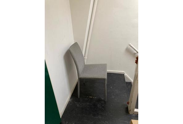 Eetkamer stoelen grijs bekleed - 74a4af63-48b1-4b5c-8063-00686c709754