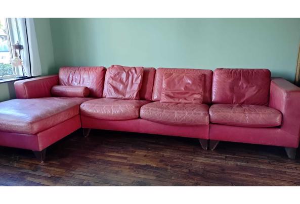 Grote rode leren bank met chaise longue. Kan ook in drie losse delen worden neergezet. - IMG-20260921-WA0011