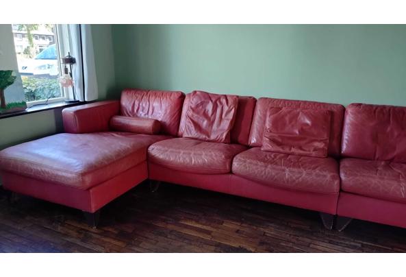 Grote rode leren bank met chaise longue. Kan ook in drie losse delen worden neergezet. - IMG-20260921-WA0012
