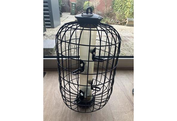 Standaard met voedersilo+kooi, bakjes voor voer, hanger voor vetblok - 029 Standaard met voedersilo+kooi, bakjes voor voer, hanger voor vetblok - 029