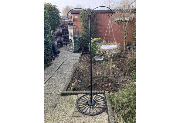 Standaard met voedersilo+kooi, bakjes voor voer, hanger voor vetblok - 037 Standaard met voedersilo+kooi, bakjes voor voer, hanger voor vetblok - 037