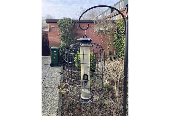 Standaard met voedersilo+kooi, bakjes voor voer, hanger voor vetblok - 039 Standaard met voedersilo+kooi, bakjes voor voer, hanger voor vetblok - 039